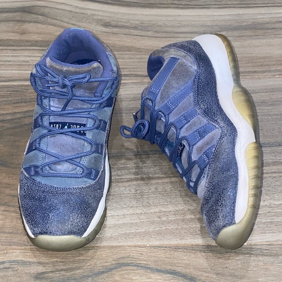 jordan 11s blue moon